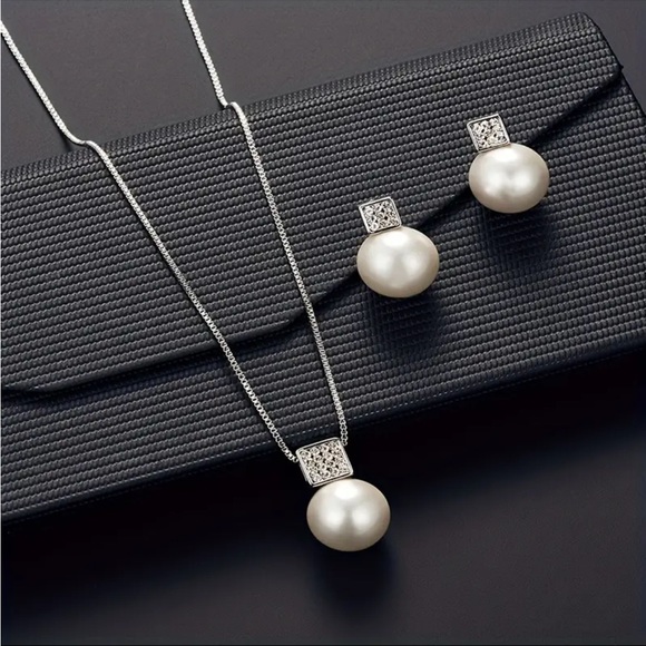 NEW Faux Pearls Pendant Necklace & Stud Earrings Set - Picture 1 of 6